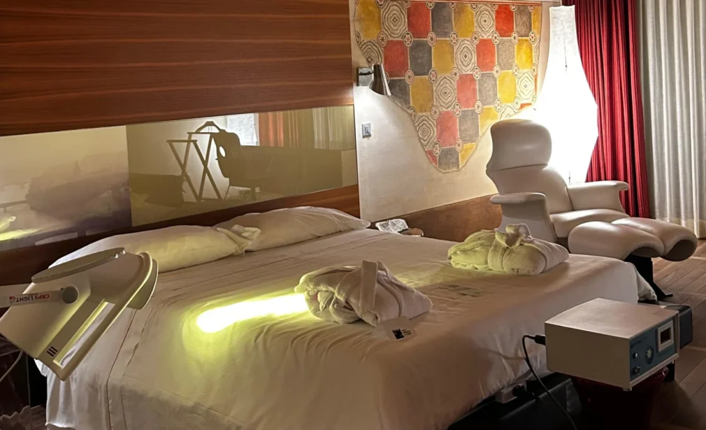 Arrangement of Light therapy and testing in the hotel room before the patients arrive complete view